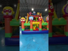 Étagère gonflables toboggans à thème de dessin animé enfants sautant à l'eau château