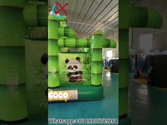 Une maison gonflable avec une glissière en bambou panda