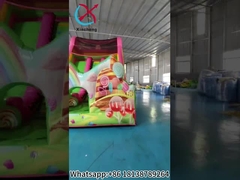 Des glissières gonflables à sec maison de bonbons glissières gonflables château