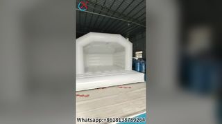 Plaisir de mariage dans la maison gonflable du château blanc