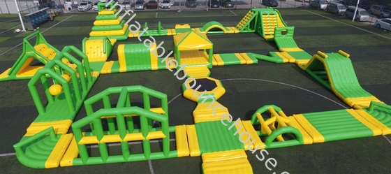 Parc aquatique gonflable jaune et vert de parc aquatique de mer géante pour des adultes