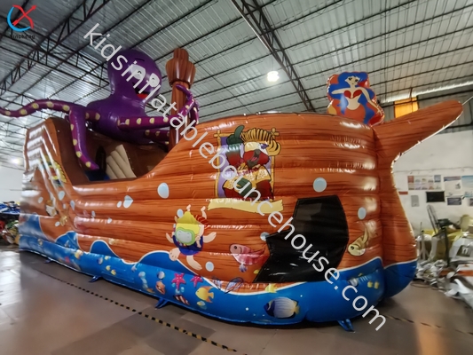 Une course d'obstacles gonflable sur le navire pirate
