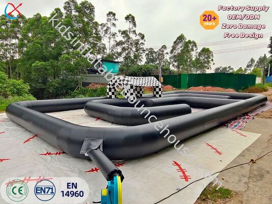 Piste de course gonflable commerciale noire pour karts avec arche à damier pour événements